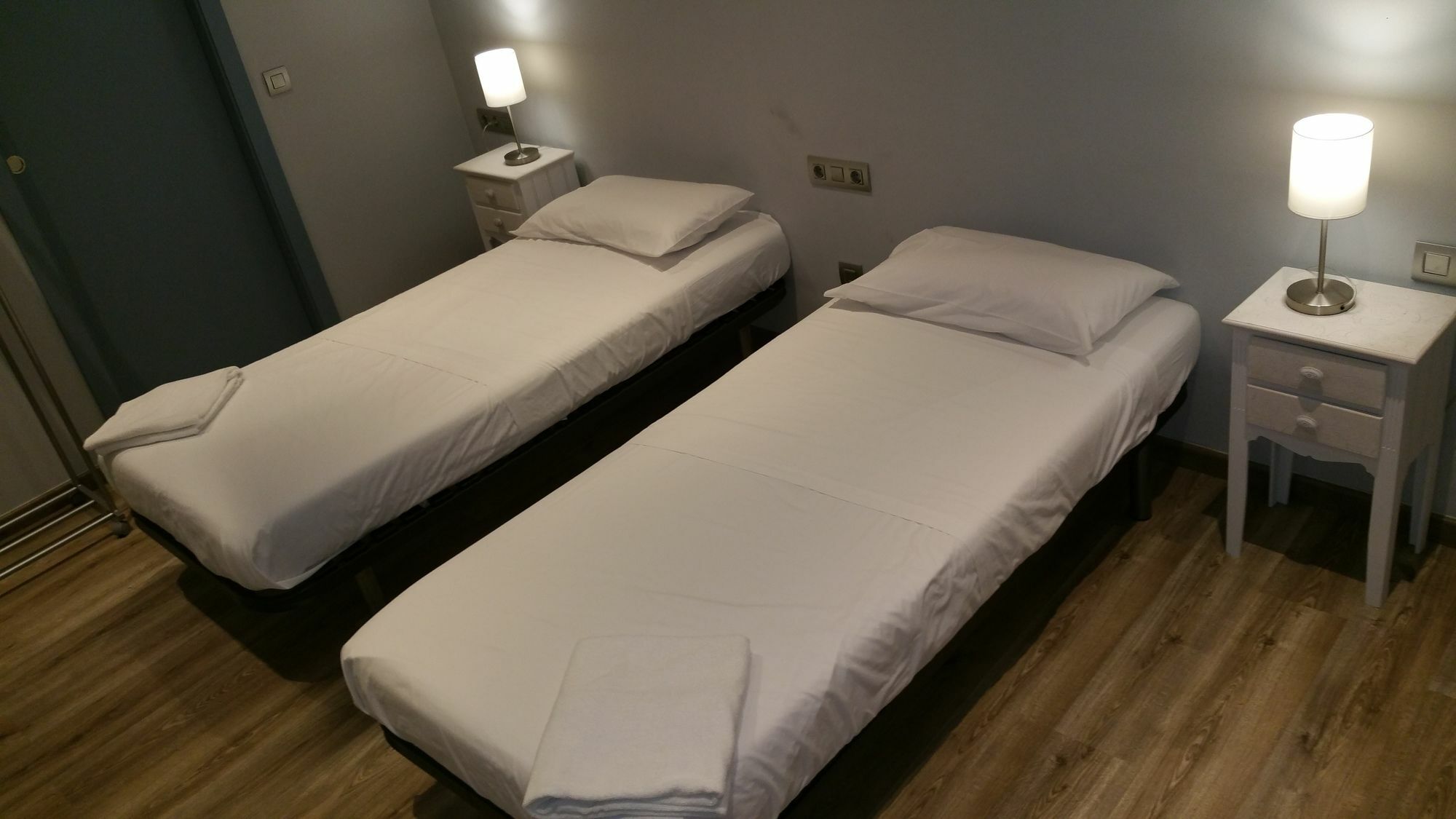 Hostal Mimi Las Ramblas Barcelona Luaran gambar